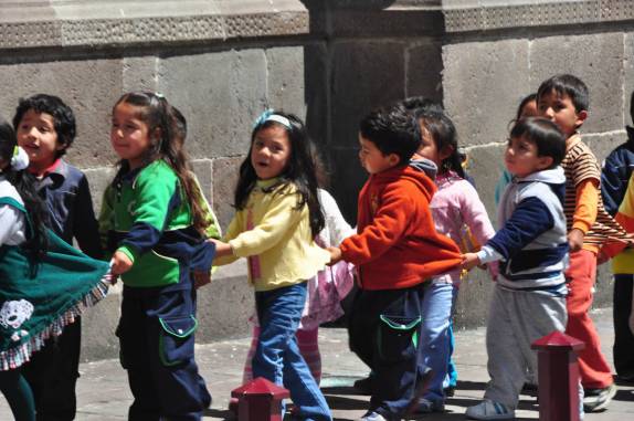 Crianças de escola passeiam pelo centro de Quito, no Equador